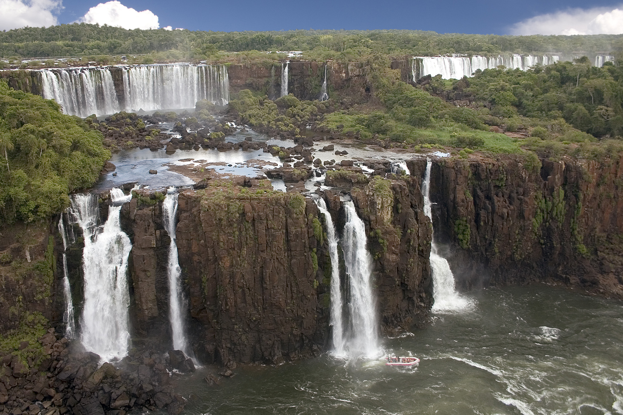 Крупнейшие водопады. Водопады: Анхель и Игуасу.. Водопады Виктория Ниагарский Анхель. Водопад Игуасу панорама. Национальный парк Игуасу растения.
